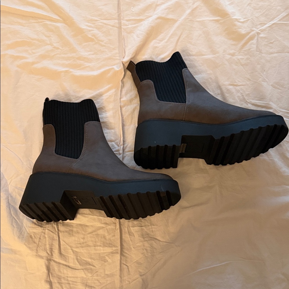 MIA Gray Chelsea Platform Ankle Boots with Black Knit Collar